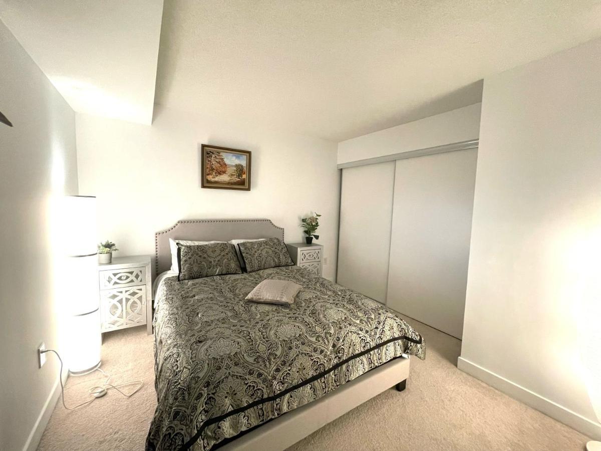 Three-Bedroom Condo With Free Parking Nearby Cn Tower With Lake View Toronto Exteriér fotografie