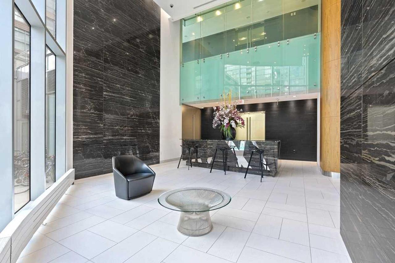 Three-Bedroom Condo With Free Parking Nearby Cn Tower With Lake View Toronto Exteriér fotografie