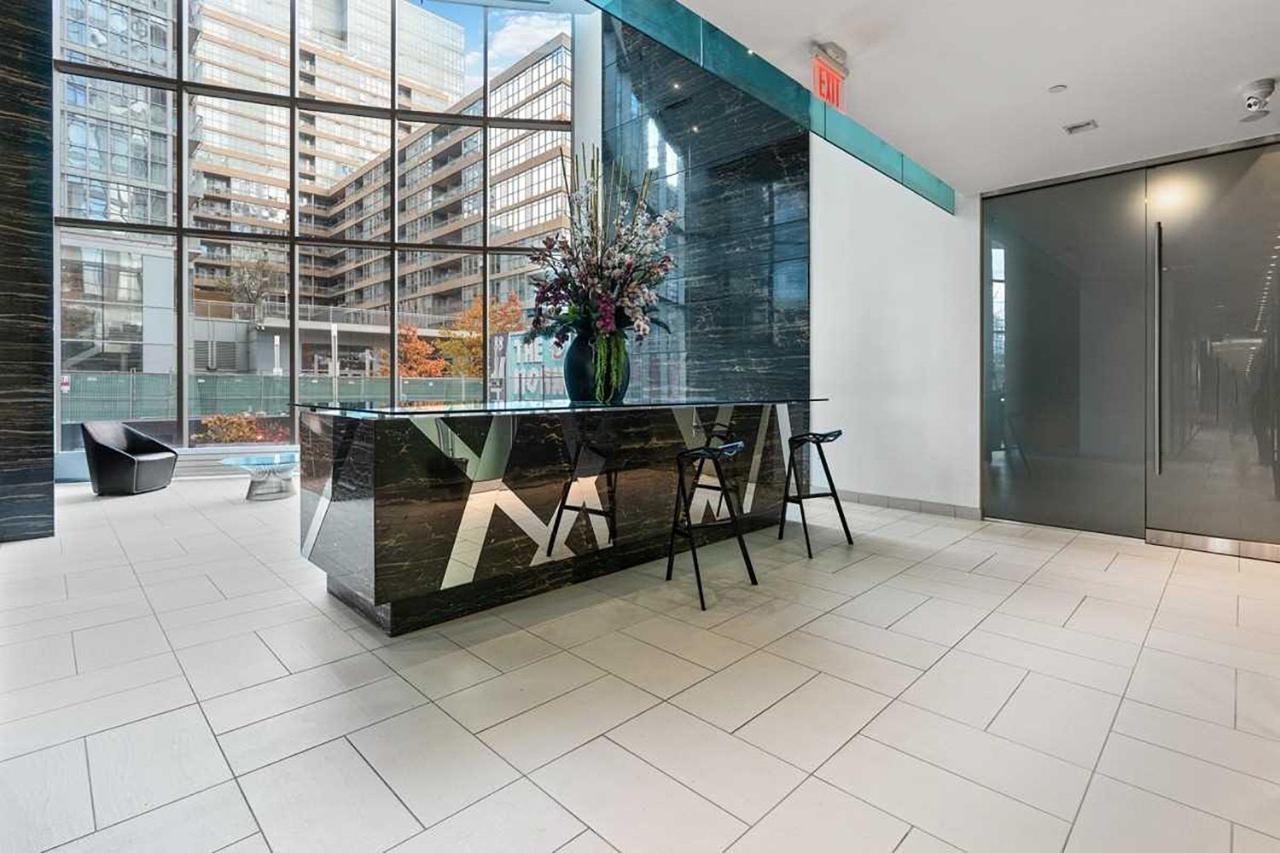 Three-Bedroom Condo With Free Parking Nearby Cn Tower With Lake View Toronto Exteriér fotografie